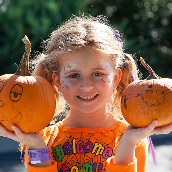 knotts-spooky-farm-pumpkin-decorating